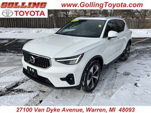 Used 2025 Volvo XC40 B5 Plus image 1