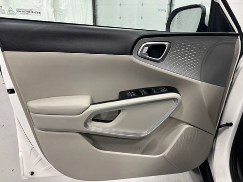 Used 2023 Kia Soul LX w/ LX Technology Package FWD image 8