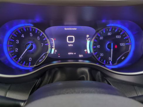 Used 2023 Chrysler Pacifica Touring-L FWD image 23