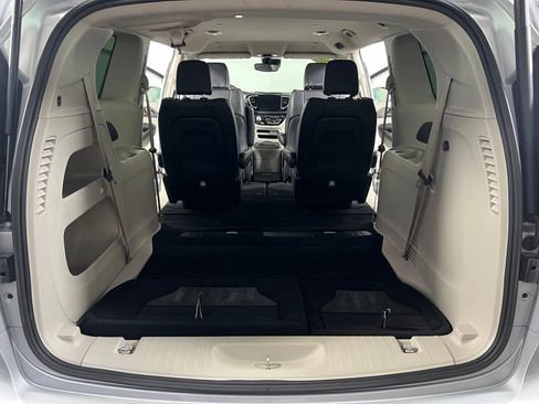 Used 2023 Chrysler Pacifica Touring-L FWD image 15