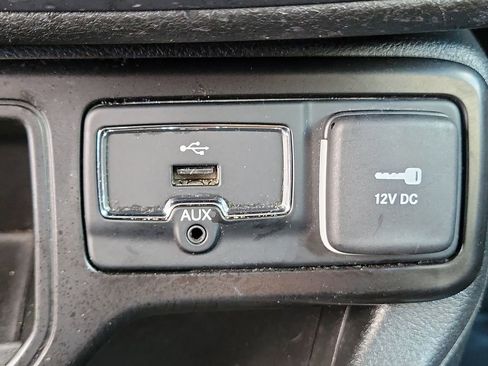 Used 2019 Jeep Renegade Latitude w/ Popular Equipment Group image 30