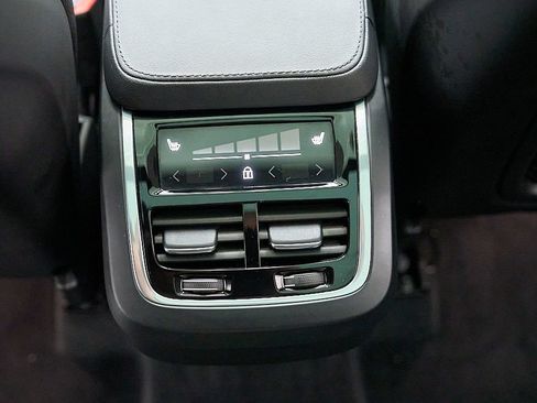 Certified 2025 Volvo XC90 B6 Plus AWD/4WD image 24
