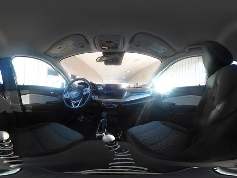 Used 2025 Chevrolet Trax LT w/ LT Convenience Package FWD image 41