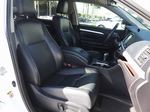 Used 2019 Toyota Highlander XLE image 21