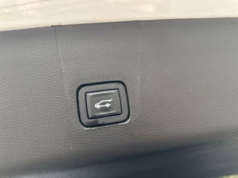 Used 2023 Chevrolet Traverse LT image 29