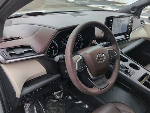 Used 2024 Toyota Sienna Platinum image 10