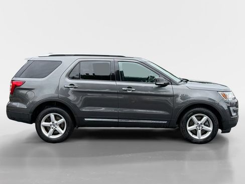 Used 2017 Ford Explorer XLT w/ Equipment Group 202A AWD/4WD image 3