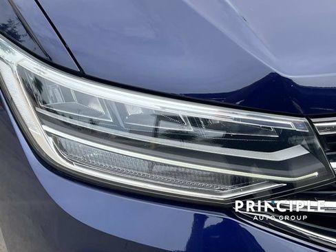 Used 2023 Volkswagen Tiguan SE w/ Panoramic Sunroof Package FWD image 9