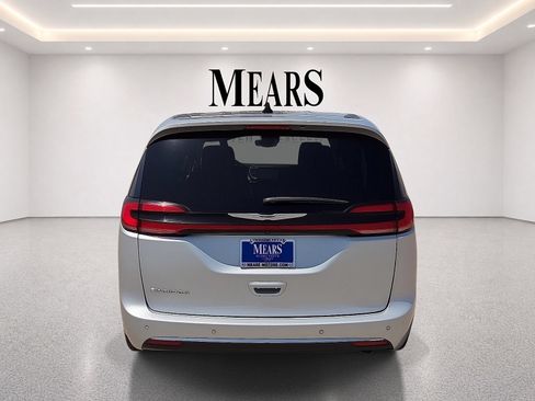 Used 2024 Chrysler Pacifica Touring-L FWD image 4