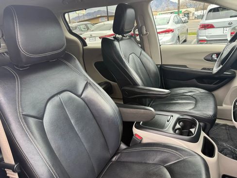 Used 2022 Chrysler Pacifica Touring-L image 29