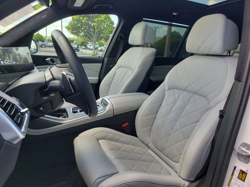 Used 2023 BMW X7 xDrive40i w/ Premium Package AWD/4WD image 21
