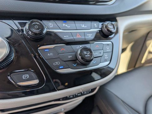 Used 2024 Chrysler Pacifica Touring-L FWD image 17