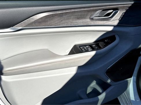 Used 2022 Jeep Grand Cherokee Overland w/ Advanced Protech Group III image 12