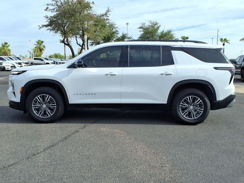 Used 2025 Chevrolet Traverse LT w/ Driver Confidence Package FWD image 2