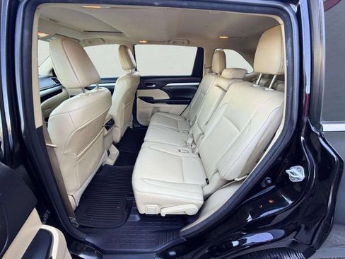 Used 2018 Toyota Highlander XLE AWD/4WD image 26