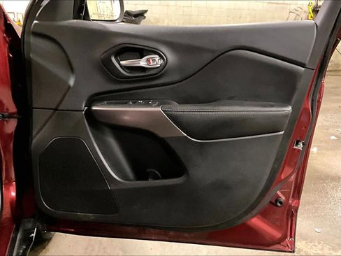 Used 2019 Jeep Cherokee Limited image 22