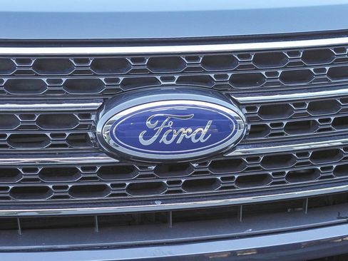 Used 2023 Ford Explorer XLT w/ Equipment Group 202A RWD image 6