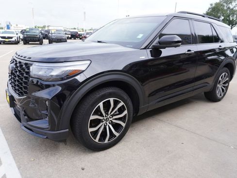 Certified 2025 Ford Explorer ST-Line AWD/4WD image 3