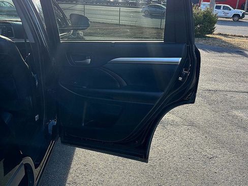 Used 2019 Toyota Highlander XLE image 29
