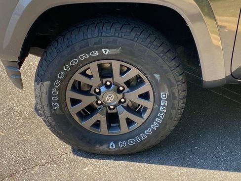 Used 2022 Toyota Tacoma SR5 w/ Technology Package RWD image 6