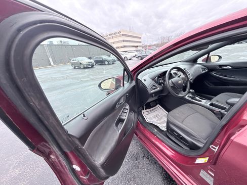 Used 2017 Chevrolet Cruze LT w/ Convenience Package image 9