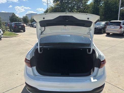 Used 2024 Volkswagen Jetta SE FWD image 7