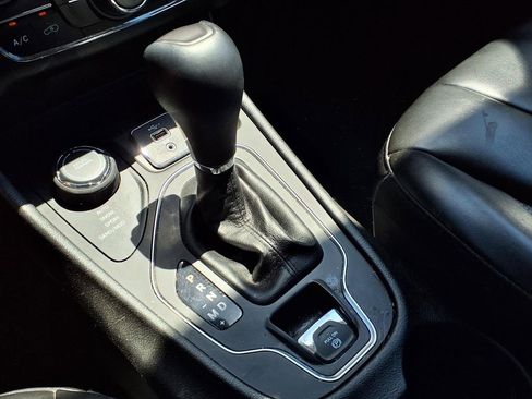 Used 2019 Jeep Cherokee Latitude Plus w/ Cold Weather Group AWD/4WD image 19