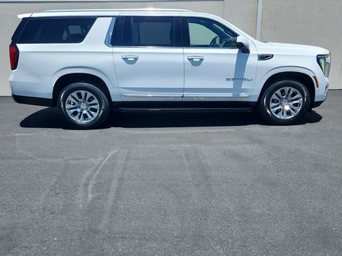 Used 2025 GMC Yukon XL Denali AWD/4WD image 3
