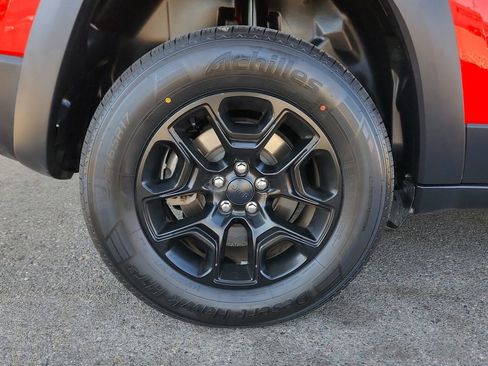 Used 2019 Jeep Cherokee Trailhawk w/ Cold Weather Group image 9