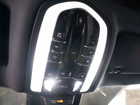 Certified 2025 Porsche Macan image 28