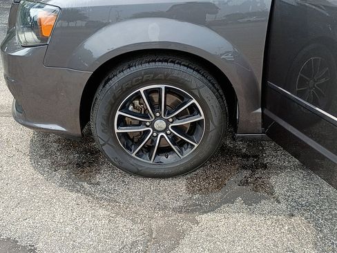 Used 2016 Dodge Grand Caravan SXT FWD image 10
