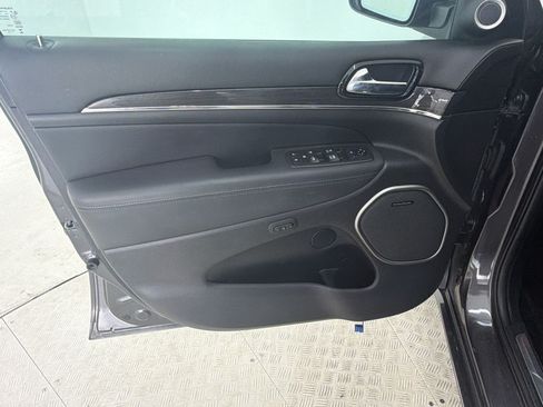 Used 2019 Jeep Grand Cherokee Overland AWD/4WD image 13