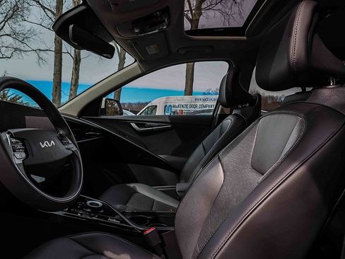 Certified 2023 Kia Niro Wave w/ Wave Preserve Package image 8