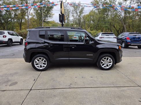 Used 2017 Jeep Renegade Latitude w/ Cold Weather Group image 9
