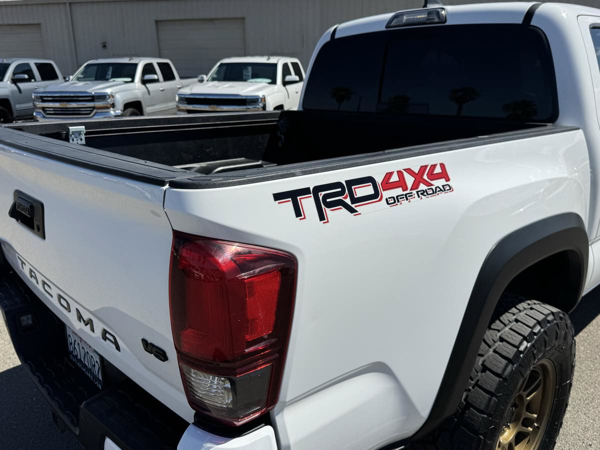Used 2019 Toyota Tacoma TRD Off-Road w/ Technology Package AWD/4WD image 11