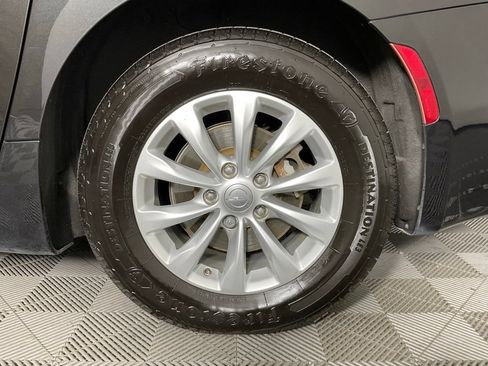 Used 2018 Chrysler Pacifica Touring-L Plus FWD image 10