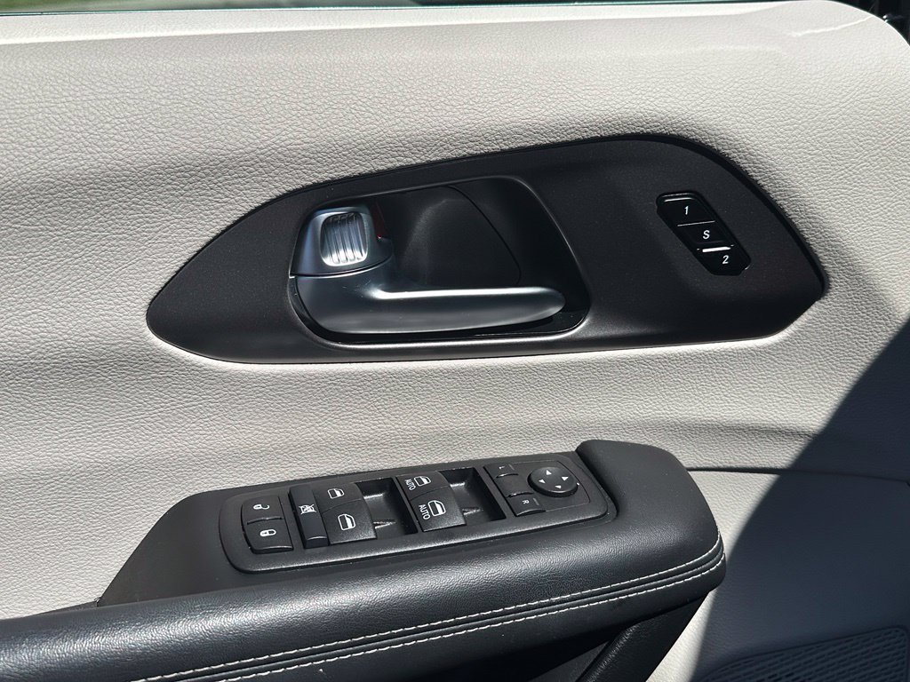 Used 2024 Chrysler Pacifica Limited FWD image 24