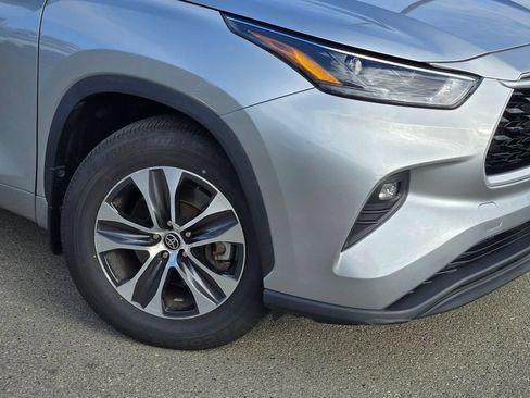 Used 2022 Toyota Highlander XLE AWD/4WD image 9
