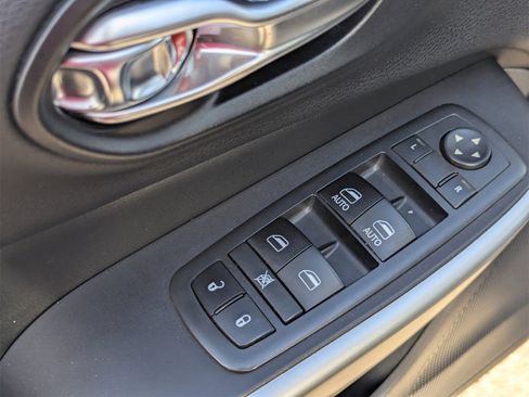 Used 2018 Jeep Cherokee Latitude Plus w/ Comfort/Convenience Group image 28