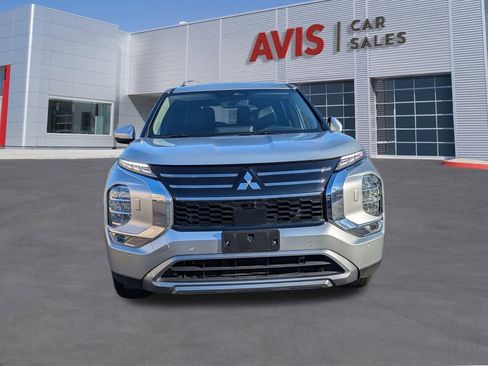 Used 2025 Mitsubishi Outlander SE image 2