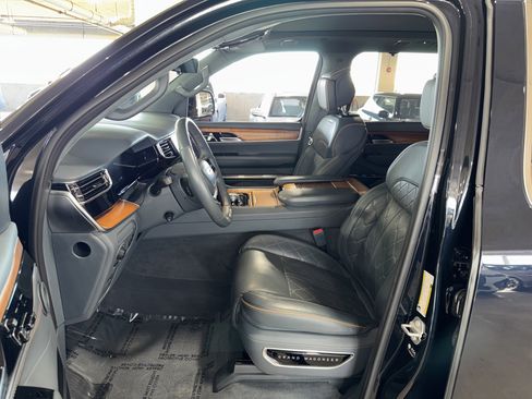 Used 2023 Jeep Grand Wagoneer Series III image 20