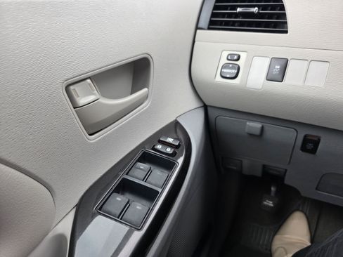 Used 2012 Toyota Sienna LE w/ Towing Pkg FWD image 19