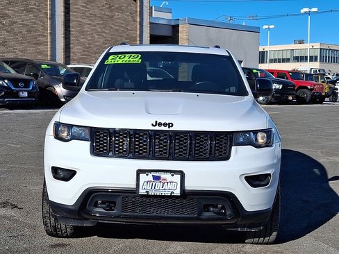 Used 2019 Jeep Grand Cherokee Laredo image 2