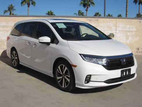 Used 2023 Honda Odyssey Touring image 2