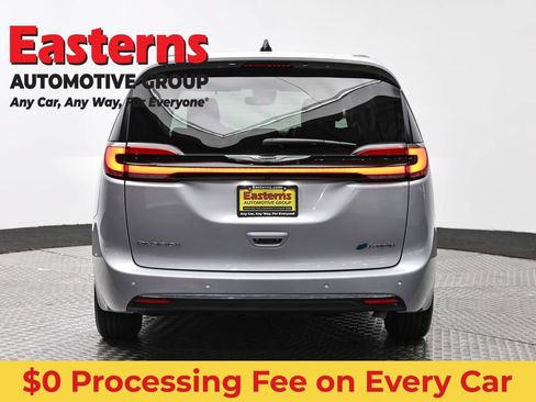 Used 2023 Chrysler Pacifica Touring-L FWD image 6