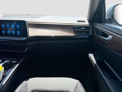 Used 2024 Volkswagen Atlas SE image 18