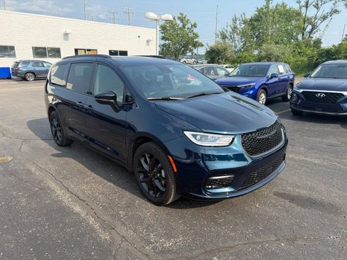 Used 2025 Chrysler Pacifica Limited AWD/4WD image 4