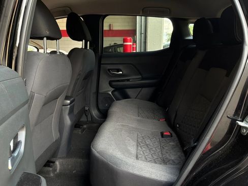 Used 2025 Nissan Kicks SV FWD image 9