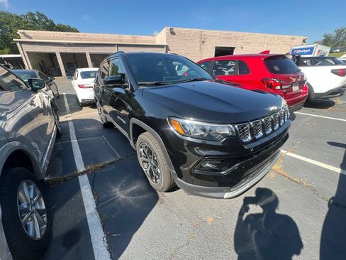 Used 2025 Jeep Compass Limited AWD/4WD image 7