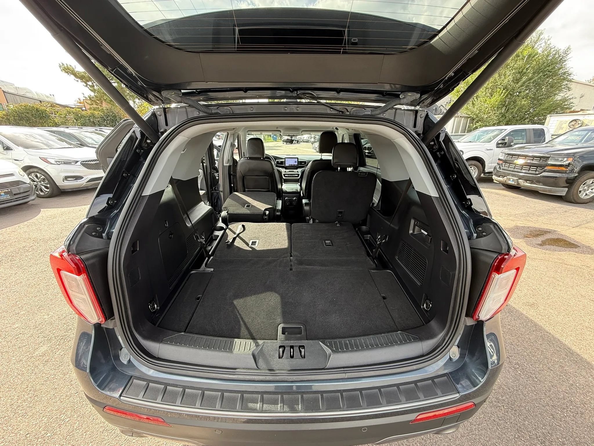 Used 2022 Ford Explorer XLT w/ Equipment Group 202A AWD/4WD image 24
